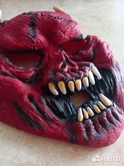Декоративная маска монстра