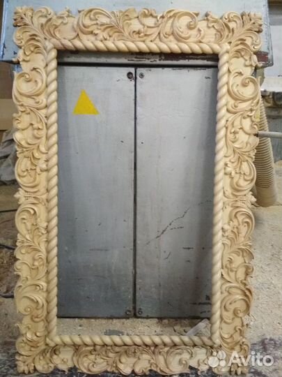 Зеркало в деревянной раме