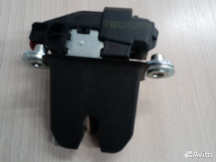 Замок крышки багажника Volkswagen Polo