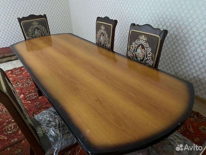 Стол и стулья
