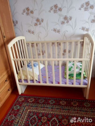 Детская кроватка с маятником