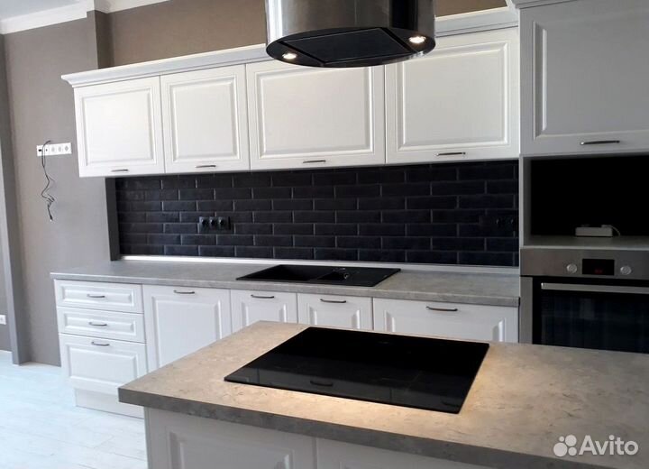 Кухня с каменным островом