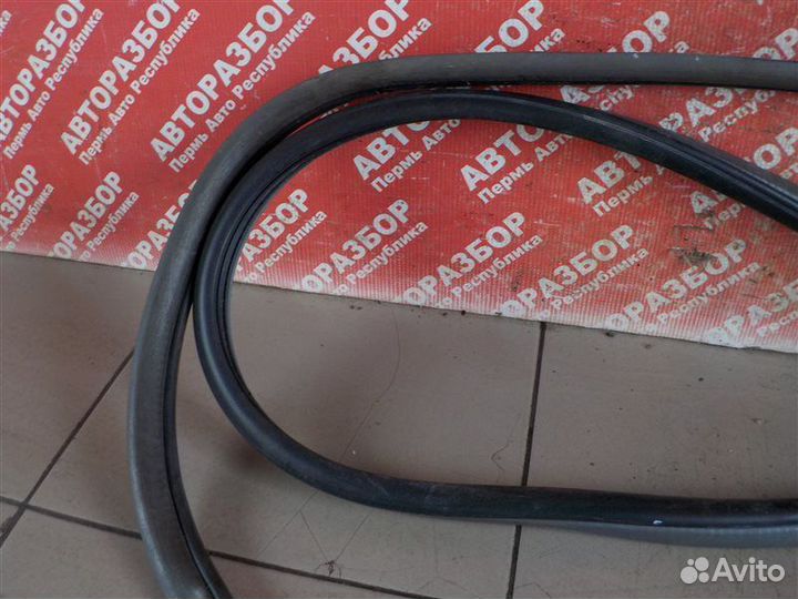 Уплотнитель двери передний правый Toyota Rav 4