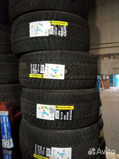 Roadmarch Winter XPro 888 255/35 R20