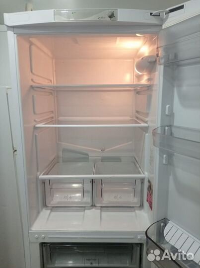 Холодильник Hotpoint Ariston бу на гарантии