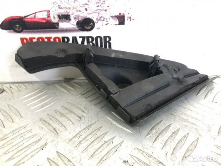 Накладка крепления зеркала передняя правая Kia