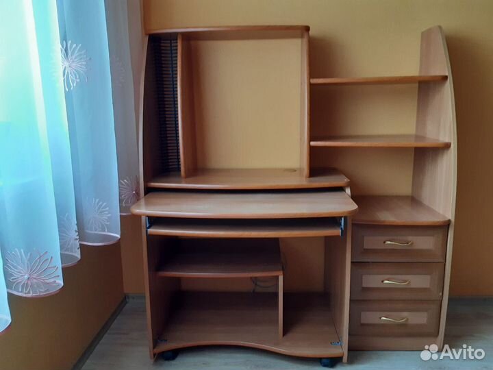 Компьютерный стол (школьный)