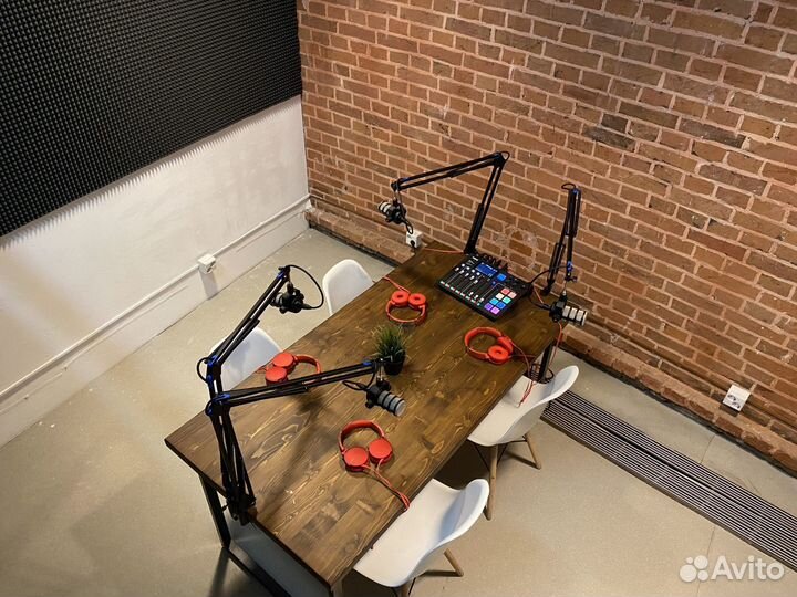 Стол для подкаст студии