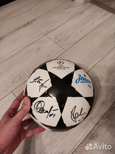 Футбольный мяч с автографами игроков фк Зенит