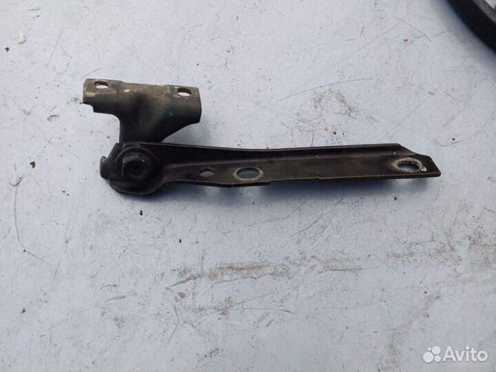 Петля капота правая Audi 80 B4 1992