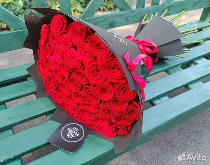 51 роза в строгом оформлении Лакшери