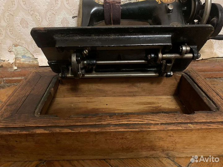 Швейная ручная машинка СССР