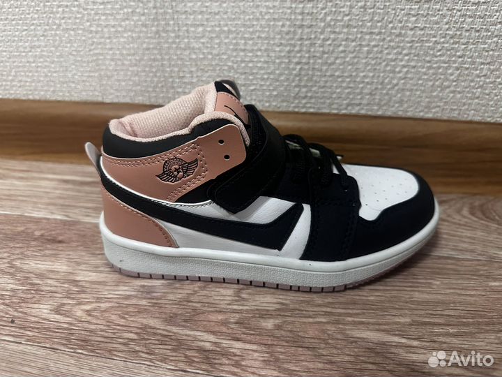 Кроссовки на девочку