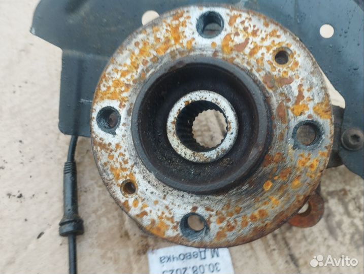 Поворотный кулак передний правый Renault Logan 2