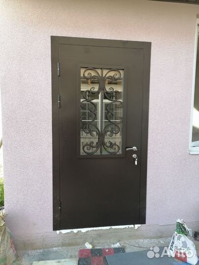 Дверь входная с ковкой