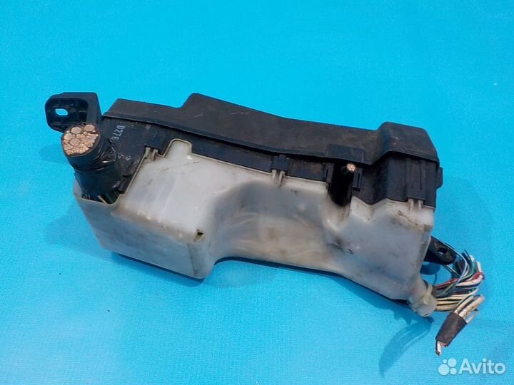 Блок предохранителей под капотом toyota Avensis (T250) 2003-2008