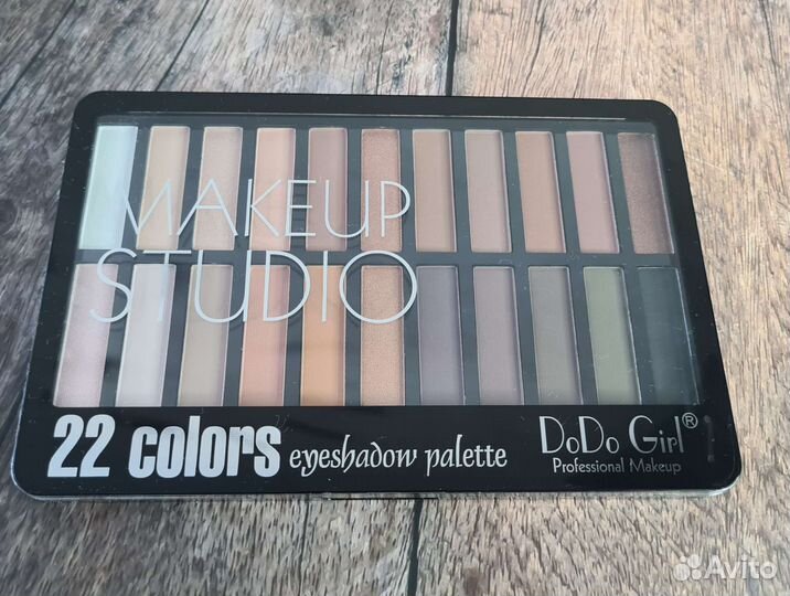 Палетка теней для век новая