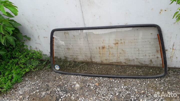 Стекло заднее Mitsubishi Delica 93 года кузов 35