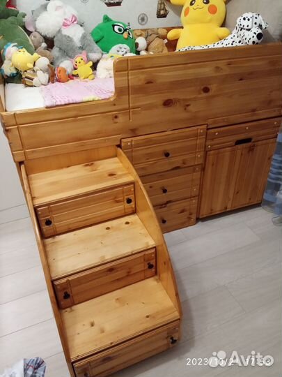 Детская кровать со столом, шкафом и матрасом