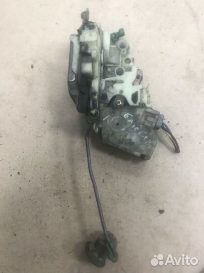 Замок двери передний правый Nissan Bluebird ENU14