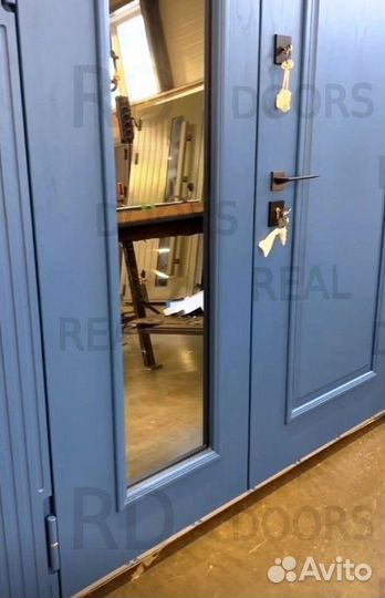Нестандартная входная дверь с боковым стеклом