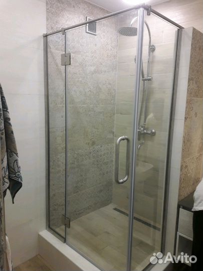 Душевые ограждения и двери из стекла