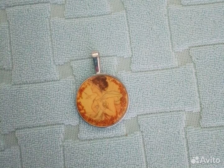 Кулон с камнем