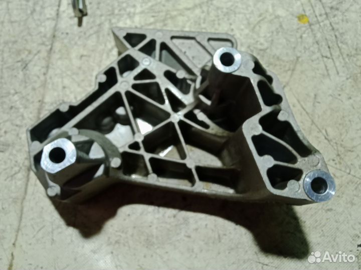Кронштейн опоры двигателя Volkswagen Passat b6