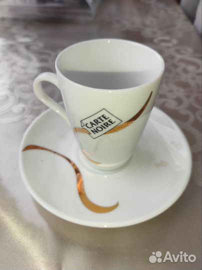 Кофейные чашки и блюдца