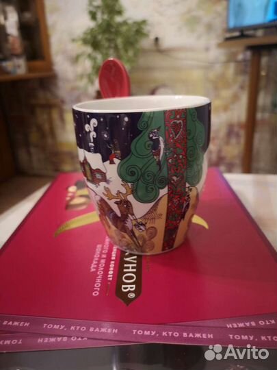 Кружка подарочная новогодняя и стильный красочный