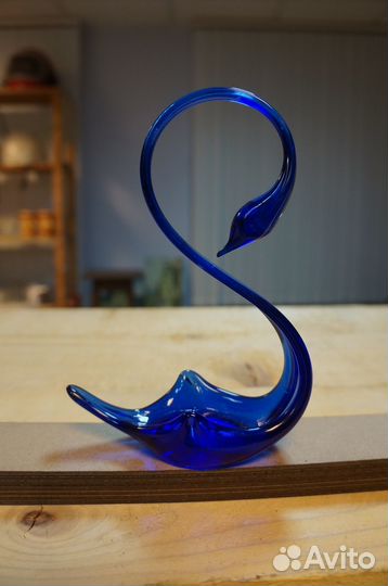 Фигурка лебедь из синего стекла 18,5 см