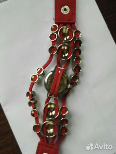Часы красные новые бархатные