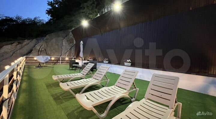 Дом из морского контейнера с террасой на крыше