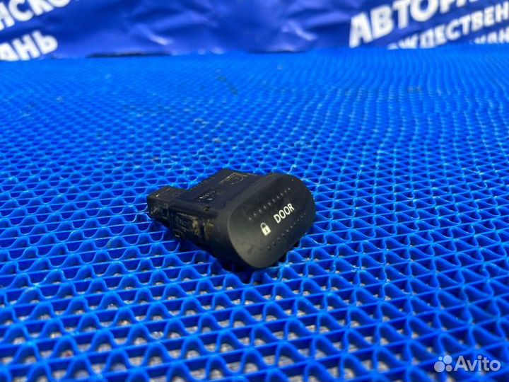 Кнопка центрального замка Nissan Almera Classic