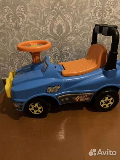 Детская машинка каталка с ручкой