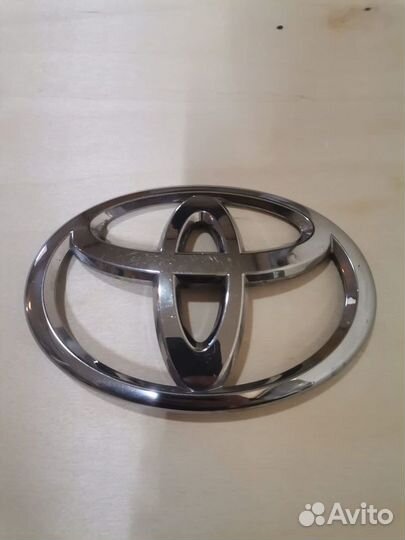 Эмблема задняя Toyota Land Cruiser VJA300 V35A-FTS