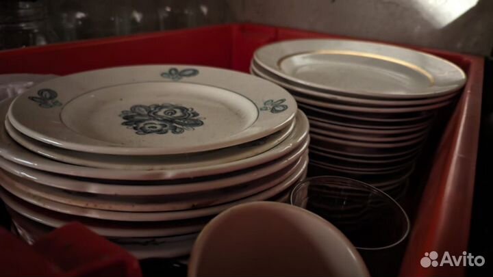 Тарелки разных размеров, чайный сервиз