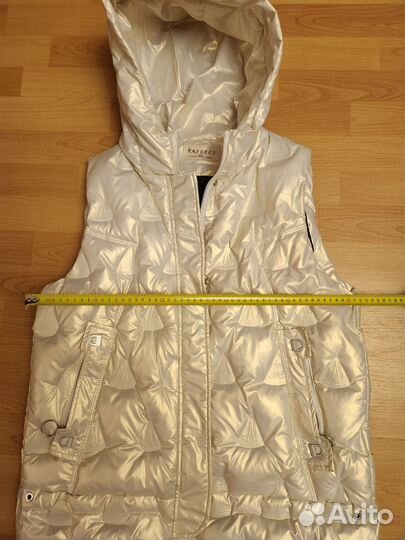 Жилетка женская утепленная с капюшоном