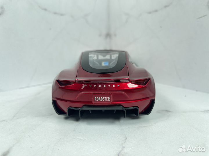 Модель машины Tesla Roadster 1:24 Красная