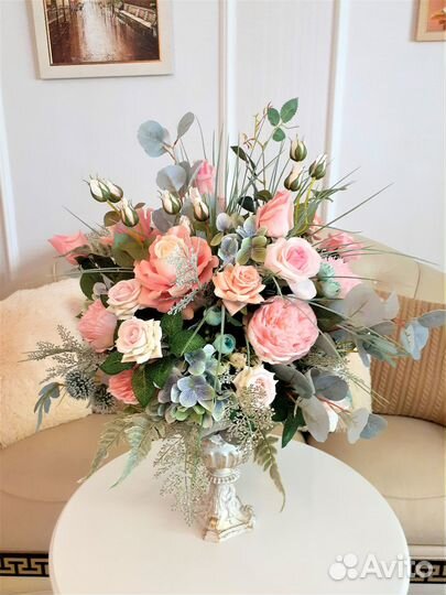 Интерьерная композиция из искусственных цветов