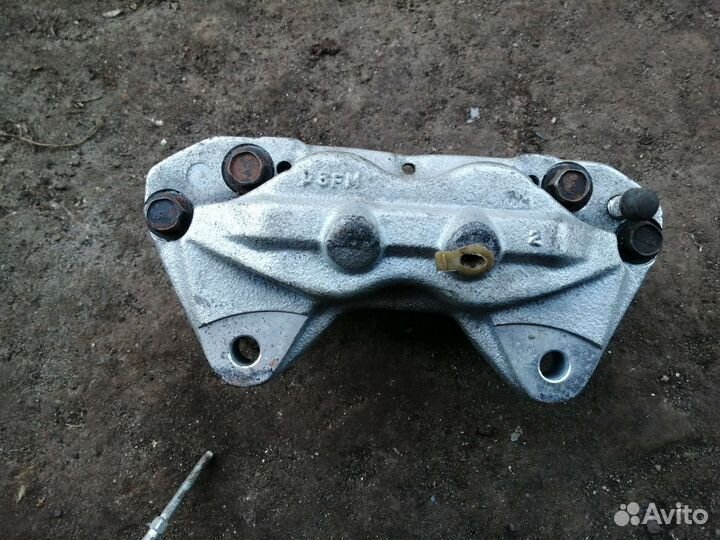 Суппорт передний прав Toyota Land Cruiser Prado 90