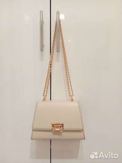 Сумка клатч на цепочке кожаная бежевая как Furla