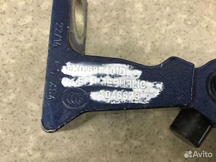 Петля двери задней левой верхняя Skoda Rapid 2013
