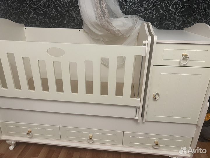 Детская кроватка с маятником