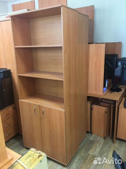 Продаются шкафы, столы, тумбочки, стулья