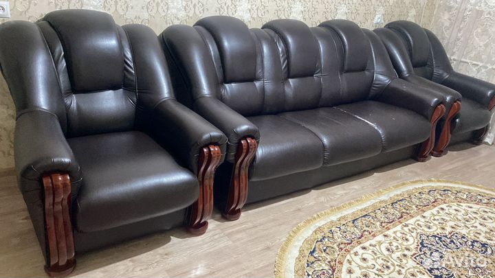 Кожаный диван и 2 кресла