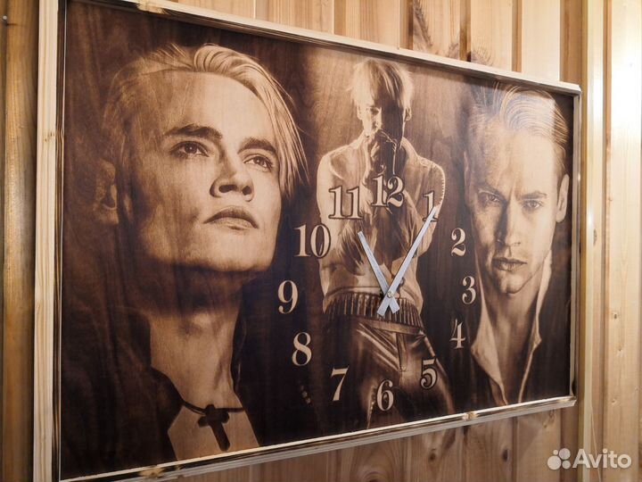 Часы выполнены из дерева. шаман с деревянными стрл