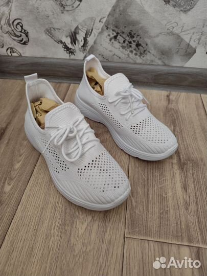 Кроссовки женские белые (новые)