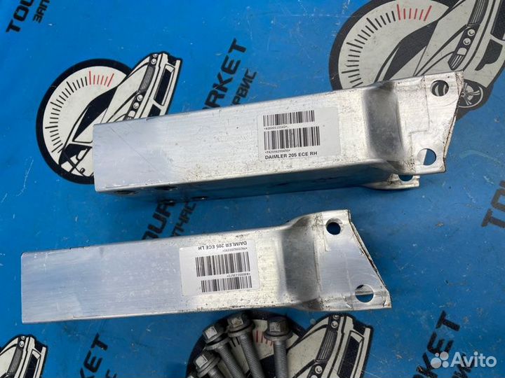 Крепление жесткости бампера переднее Mercedes-Benz