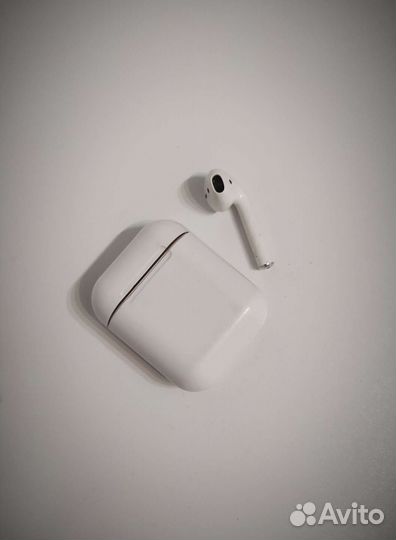 Кейс и наушник (лев.)